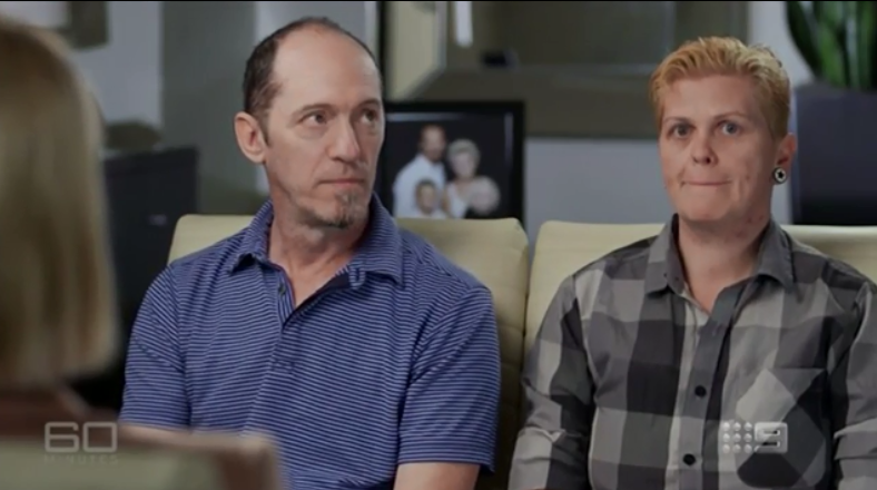 Suvli eshakni yalayotgan va sikni sorayotgan yigitning fotosurati